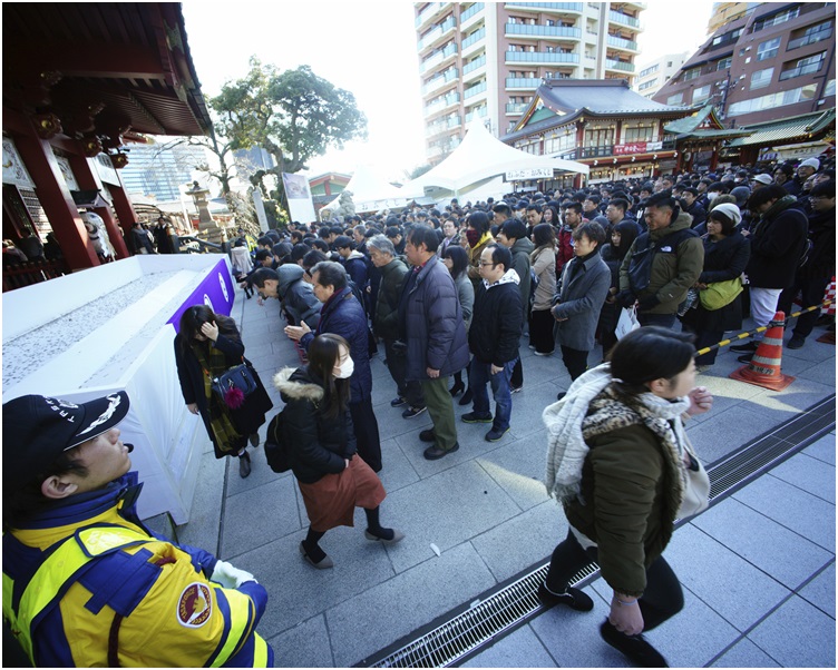 日本東京大批市民按傳統到不同寺廟參拜。AP