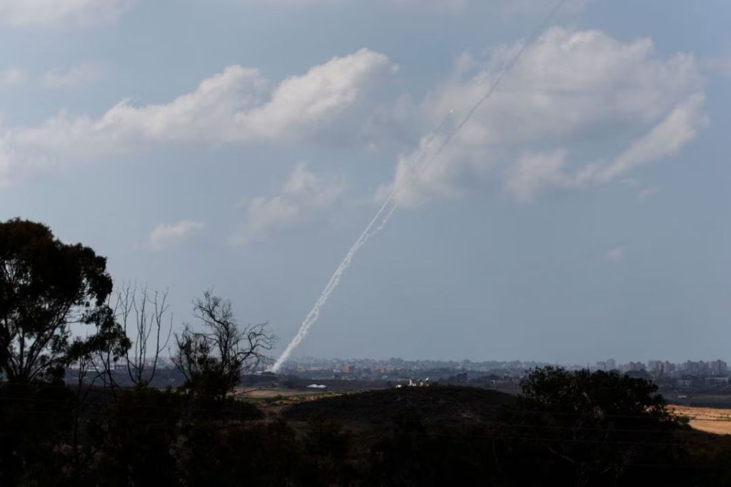 哈马斯向以色列发射火箭还击。路透社