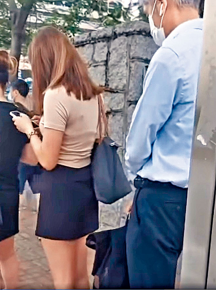 「白頭」疑人以背囊遮蓋手機鏡頭，對準事主裙底偷拍。