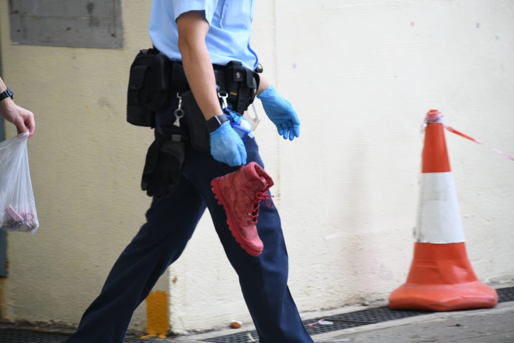 警方檢走死者一隻鞋調查。楊偉亨攝