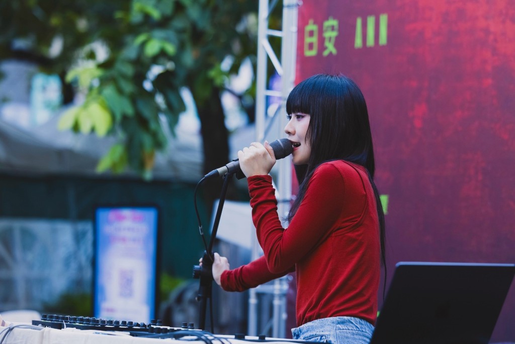 白安將「路邊野餐」概念帶到現實生活中,邀請歌迷一起在「路邊」野餐。 白安將「路邊野餐」概念帶到現實生活中,邀請歌迷一起在「路邊」野餐。