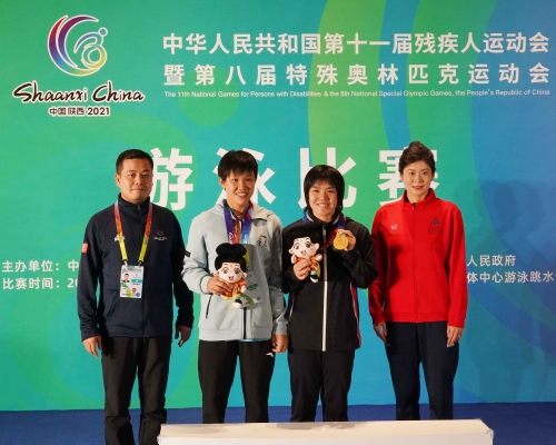 女子S14級400米自由泳金牌得主張淬淇。香港殘疾人奧委會暨傷殘人士體育協會圖片