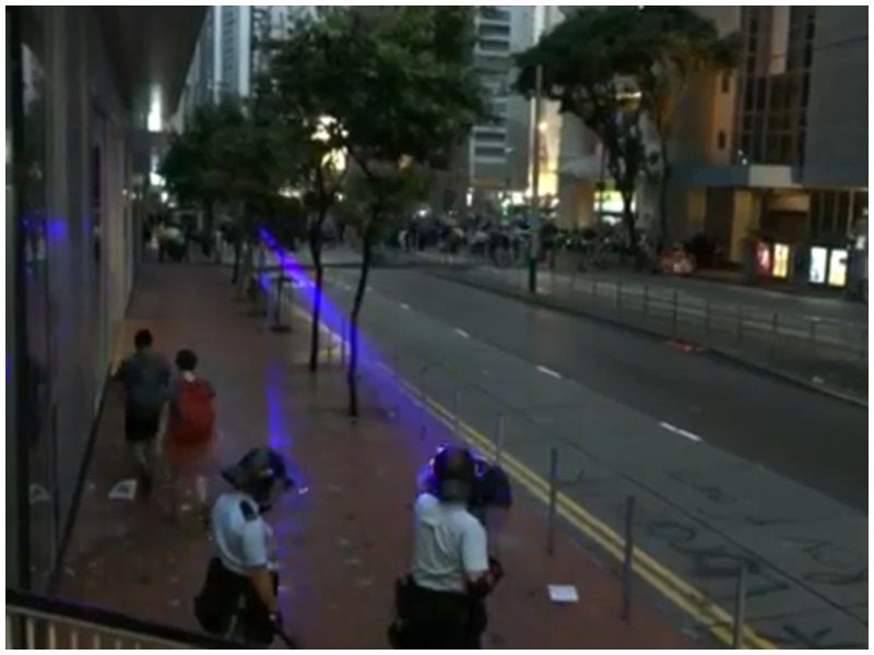 警員以盾牌擋激光。NOWTV截圖
