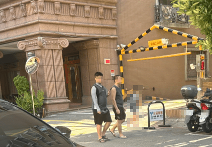 女童被迫掛著一張寫有「小偷」、「畜生」字眼紙牌行走於街頭。Threads