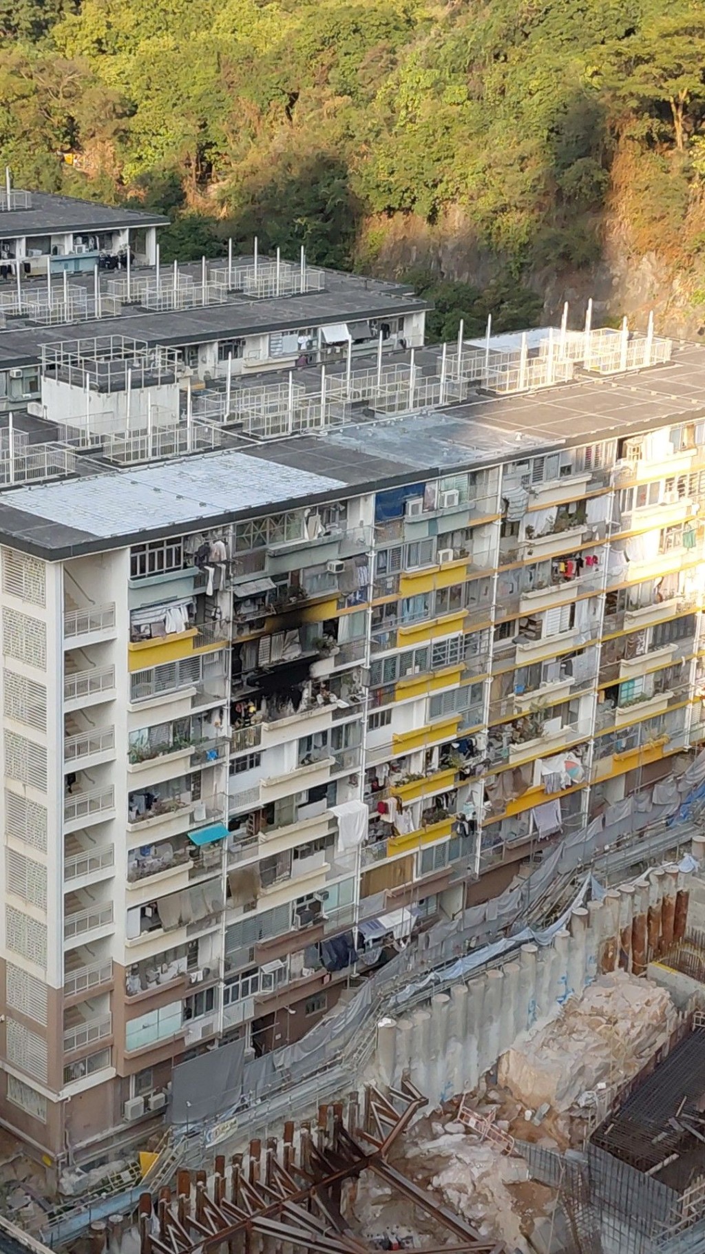 起火單位外牆嚴重熏黑。fb「筲箕灣人筲箕灣事」圖片 起火單位外牆嚴重熏黑。fb「筲箕灣人筲箕灣事」圖片
