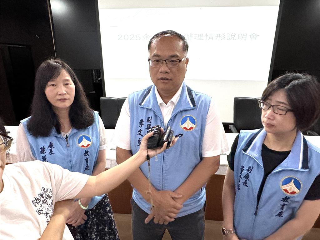 李文良(中)宣佈停辦今年的金廈泳渡賽事。中時 李文良(中)宣佈停辦今年的金廈泳渡賽事。中時