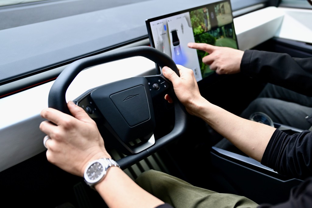 Tesla Cybertruck扭動很少軚盤車子已有很大幅度的轉向反應，需要習慣。
