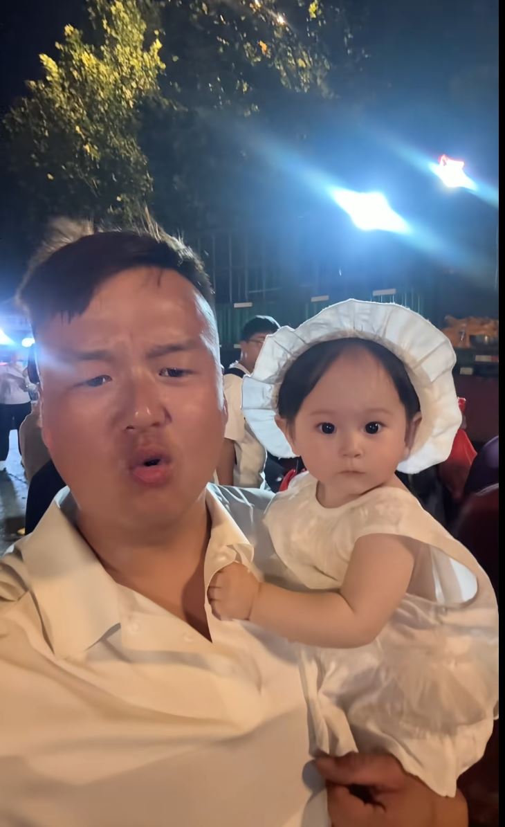 「沙河小東」抱著被父母遺下的女幼童，一副慈父樣子。抖音