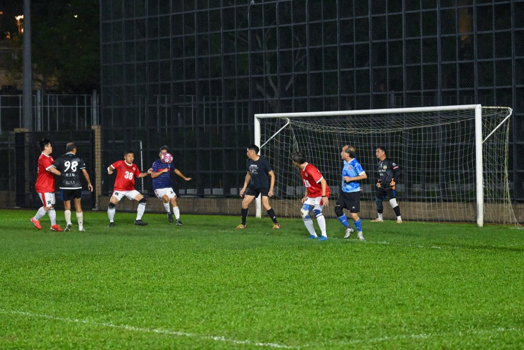 政府足球队昨晚（29日）进行第三次练习，与友队一比一打和。黄伟纶fb