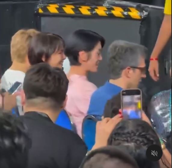 梁詠琪夫婦坐在舞台前排位置。