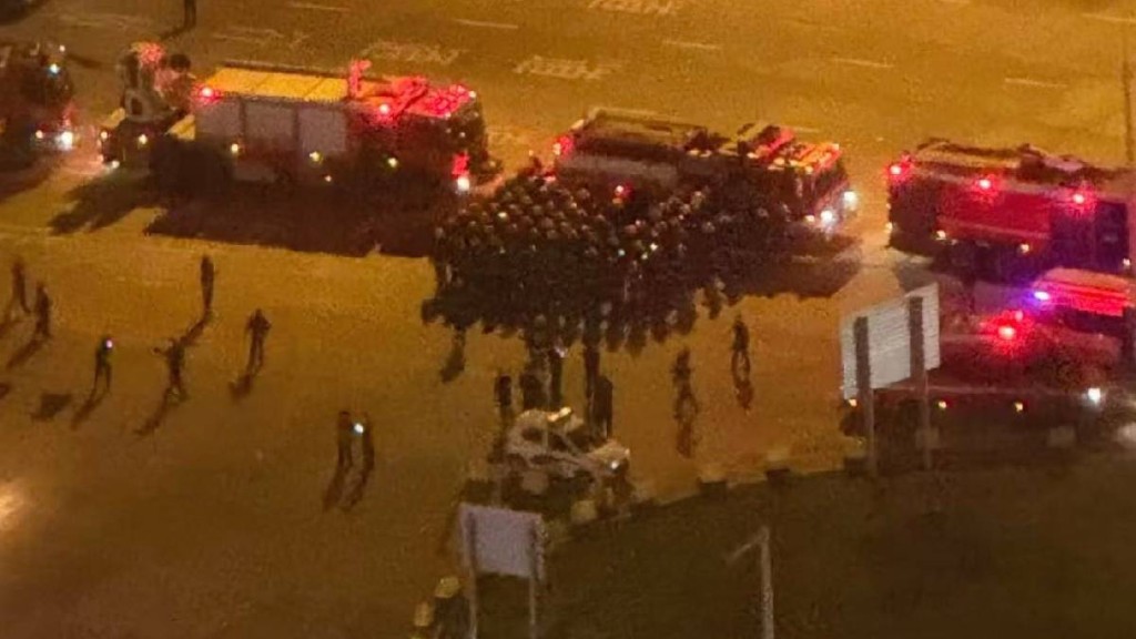 網民拍攝到大批深圳消防在蓮塘口岸外集結，疑準備來港協助求火。FB@關你車事