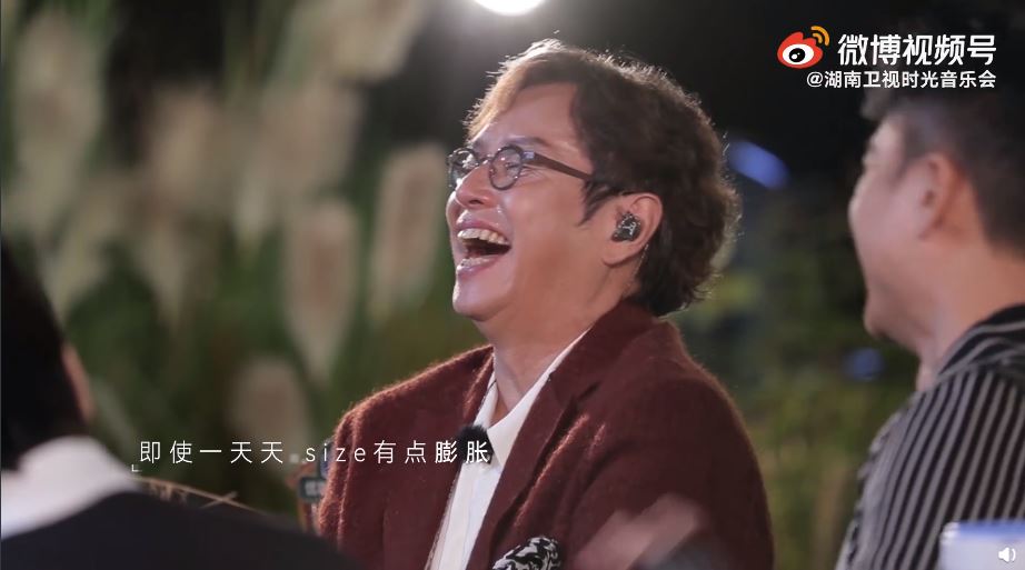 後一句:「即使一天天Size有點膨脹」,即把阿倫化涕為笑。