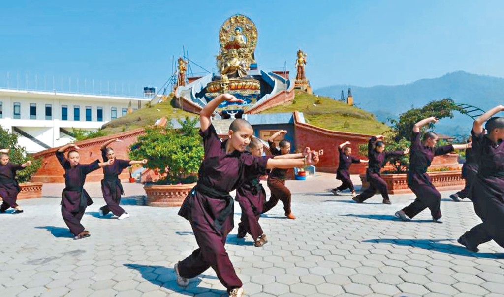 尼泊爾尼姑在練功夫。