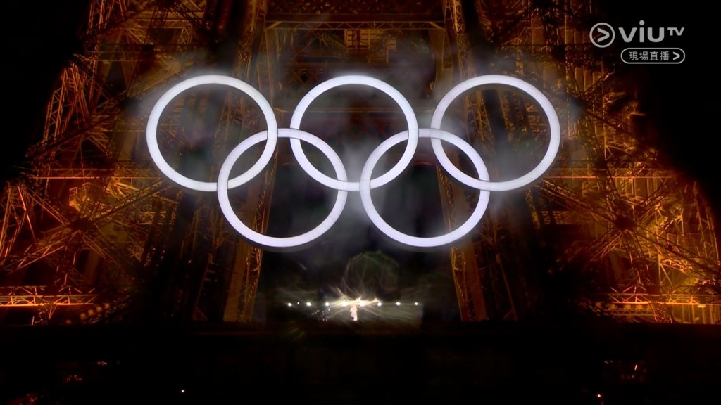 Celine Dion在奧運聖火點燃後出場。 電視截圖
