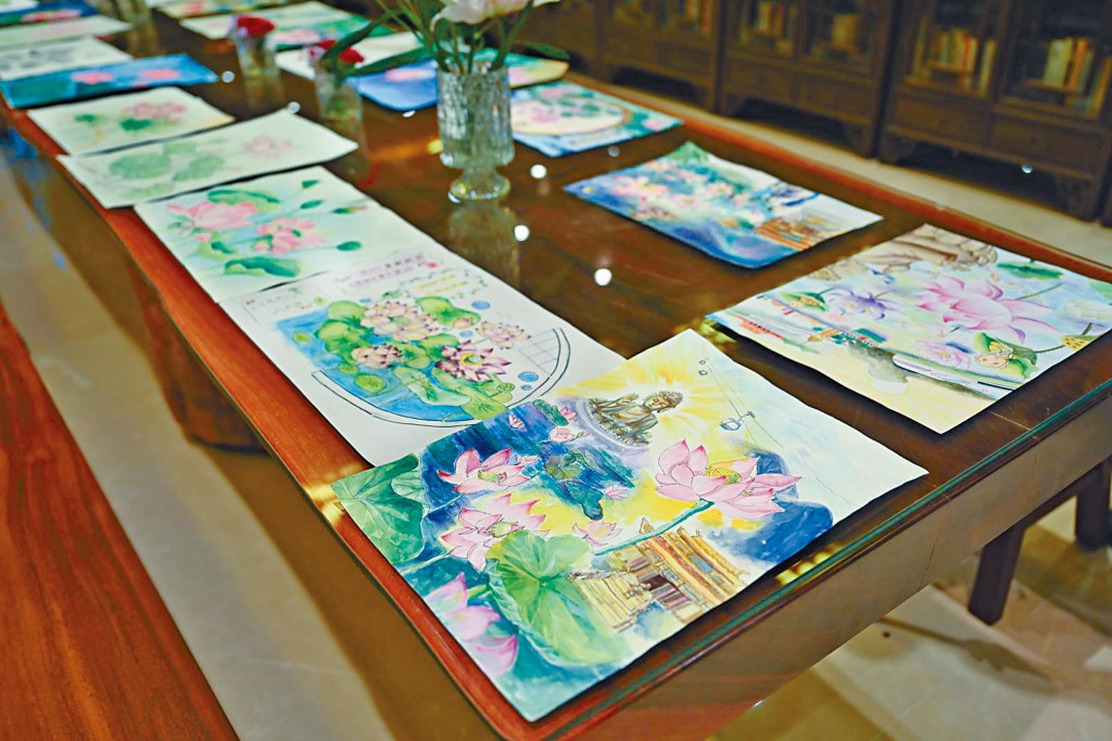 2023香港荷花展学童绘画比赛的作品，将于荷花展举行期间，在宝莲禅寺大会堂展出。