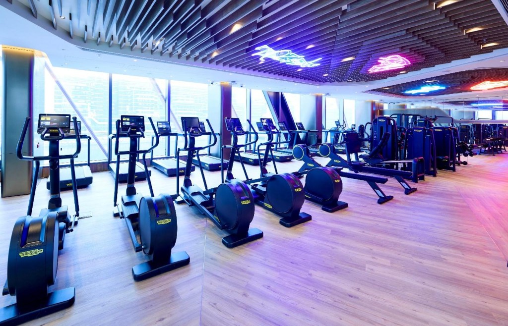 24小時互動健身館提供約50部TECHNOGYM專業健身設備,全面照顧不同部位的訓練需要。 24小時互動健身館提供約50部TECHNOGYM專業健身設備,全面照顧不同部位的訓練需要。