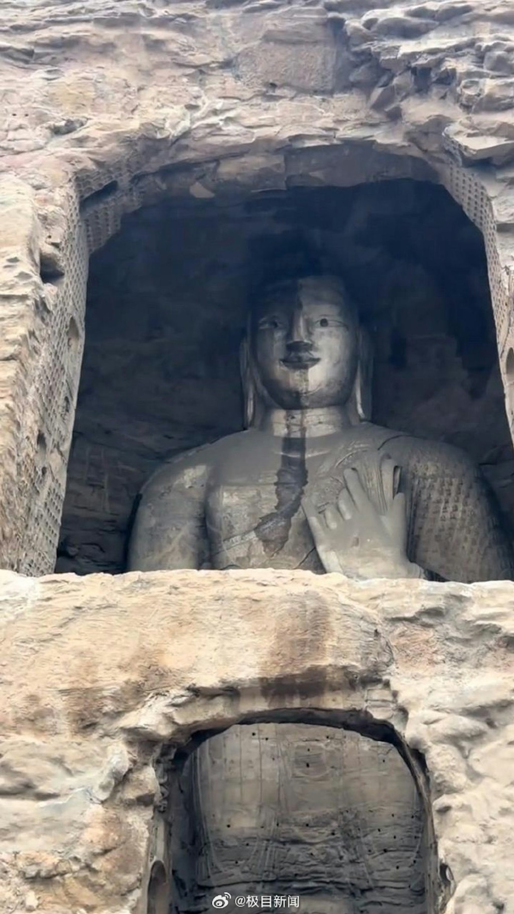 雲岡石窟大佛眉骨、鼻尖處出現長條冰柱。極目新聞 雲岡石窟大佛眉骨、鼻尖處出現長條冰柱。極目新聞