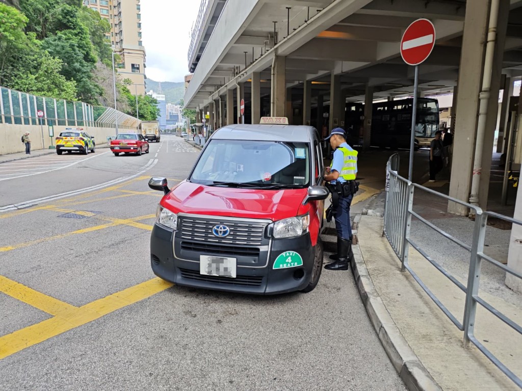 新界南总区交通部人员分别在香港国际机场、荃湾区及大屿山竹篙湾一主题乐园附近采取执法行动,打击的士司机违法行为。警方提供 新界南总区交通部人员分别在香港国际机场、荃湾区及大屿山竹篙湾一主题乐园附近采取执法行动,打击的士司机违法行为。警方提供