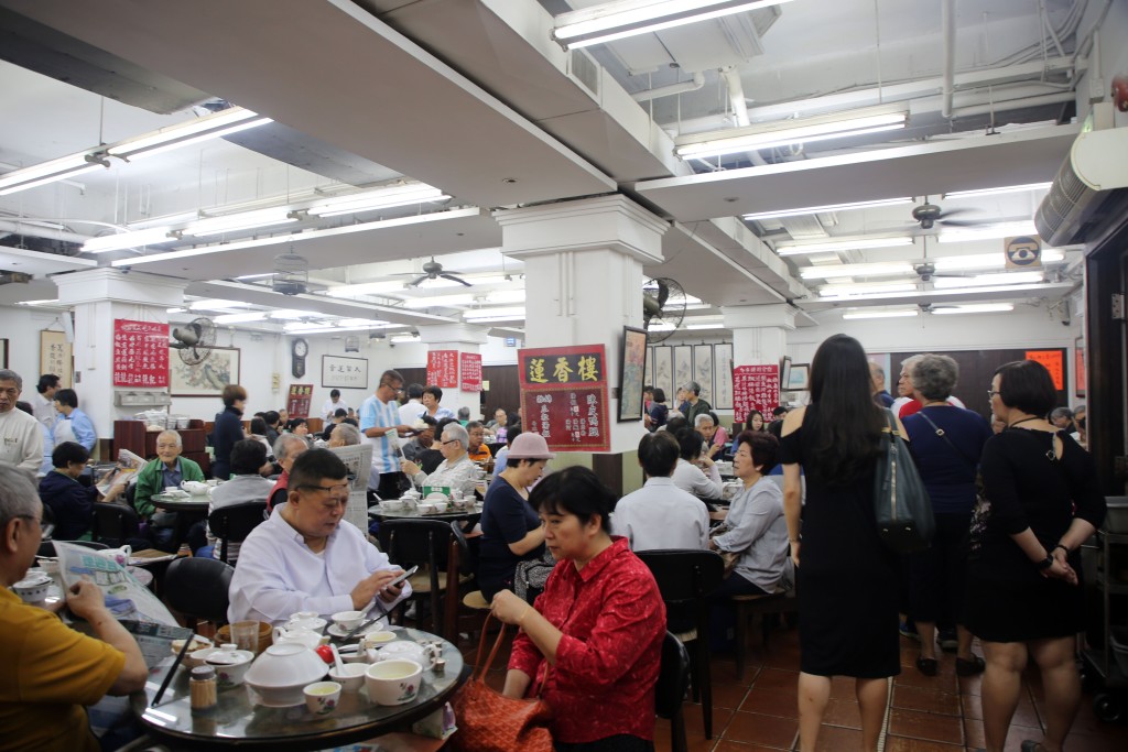 书中有一篇香港酒楼食肆掌故，谈到酒家自创简体字及真假地方菜。
