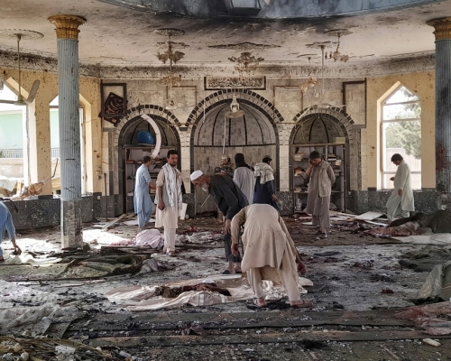 北部省份一座清真寺爆炸，據報過百人死亡。美聯社圖片