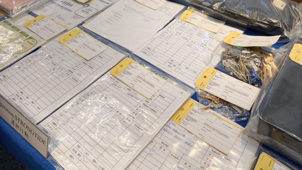 警方展示證物。黃文威攝
