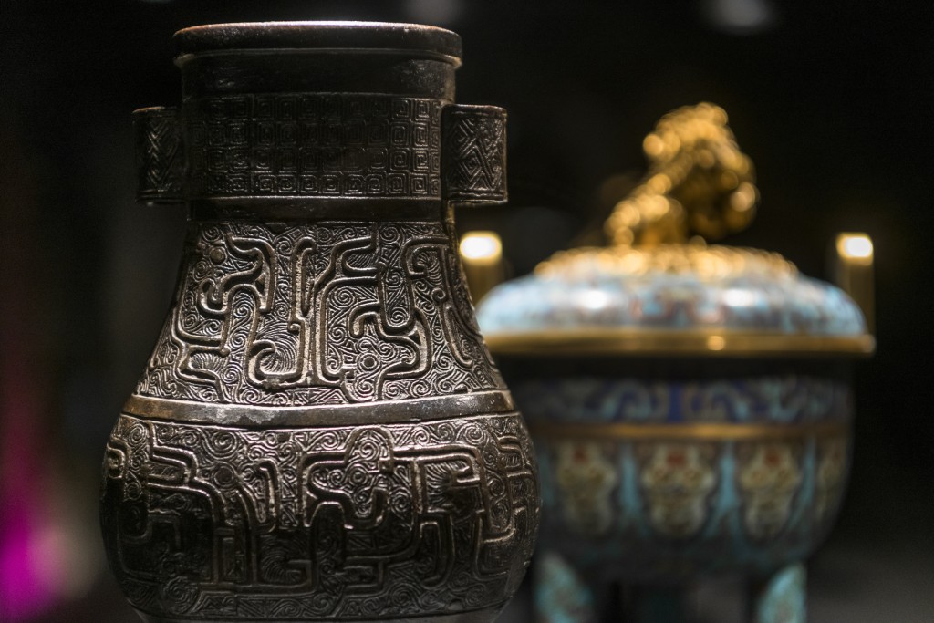 夔龍紋貫耳壺 元 (1271–1368) 青銅製。（香港藝術館借展）