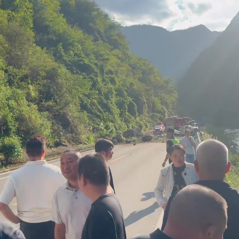 貴州山區驚傳巨石砸車。 貴州山區驚傳巨石砸車。