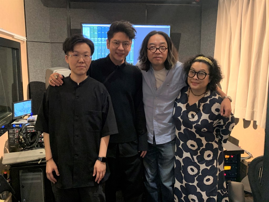 Alfred(左二)跟Wasabi(右二)及他太太和小彤(左)合照。