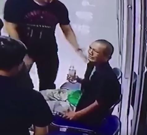 暖心警察「愛的擁抱」化解衝突。影片截圖