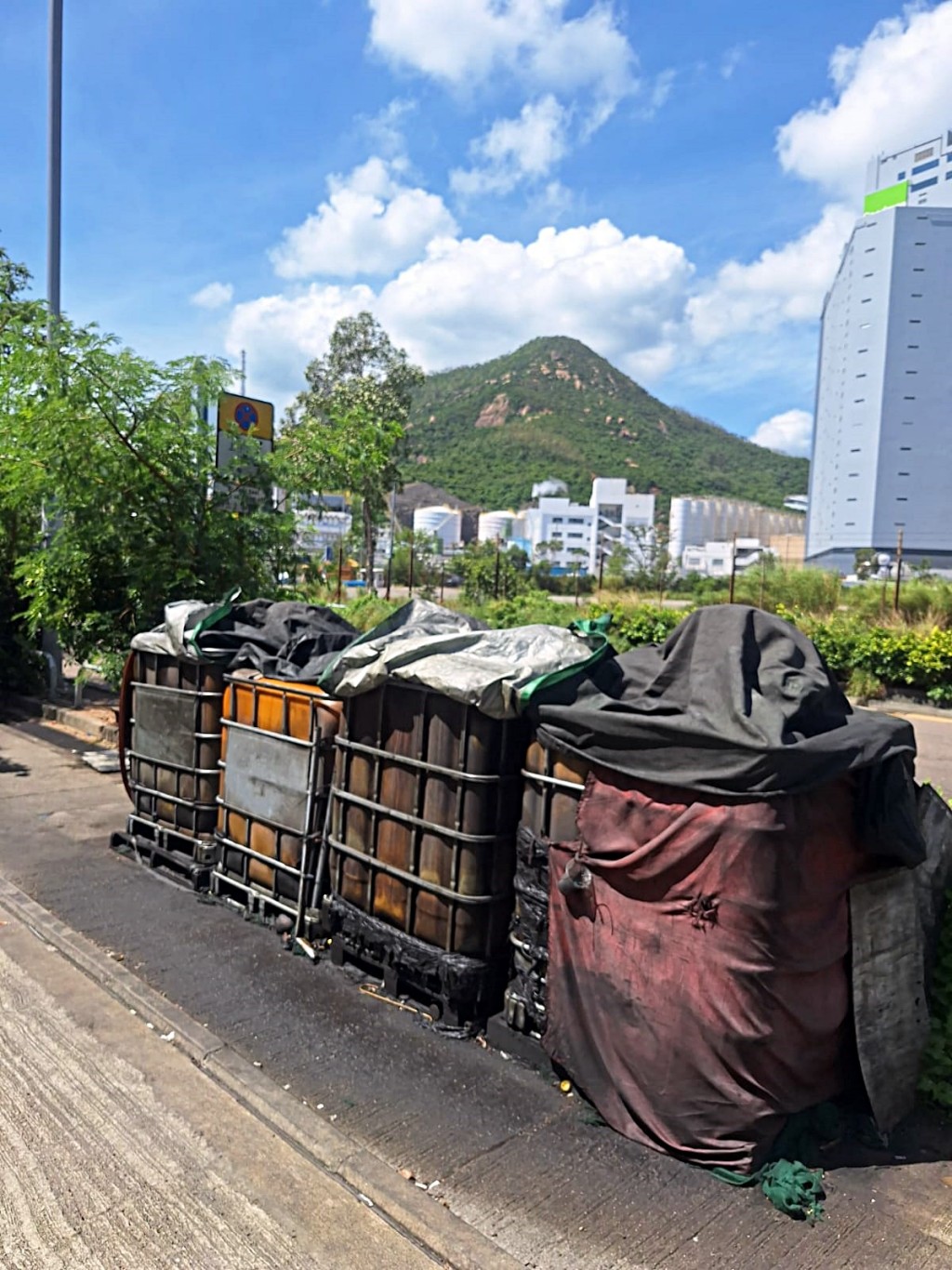 消防掃蕩一個非法油站。消防提供