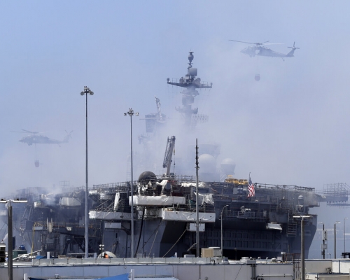 两栖攻击舰「好人理查号」发生的大火。AP