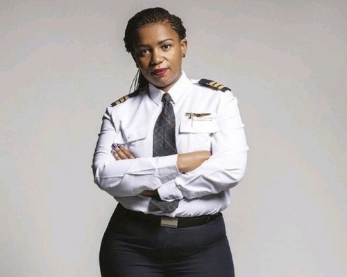 南非首位黑人女性飞行员马哈帕（Asnath Mahapa）。SheSouthAfrica Twitter图片