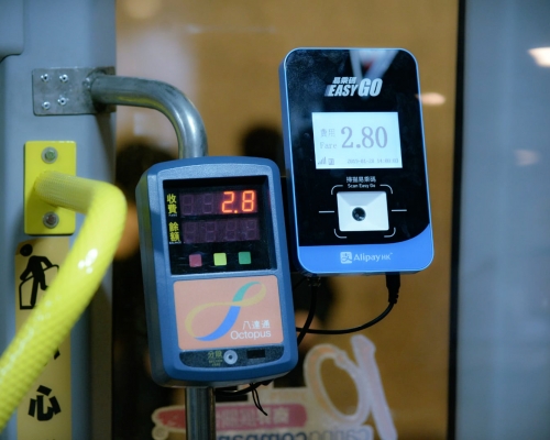 香港首條小巴綫推出支付寳「易乘碼」繳車費 。