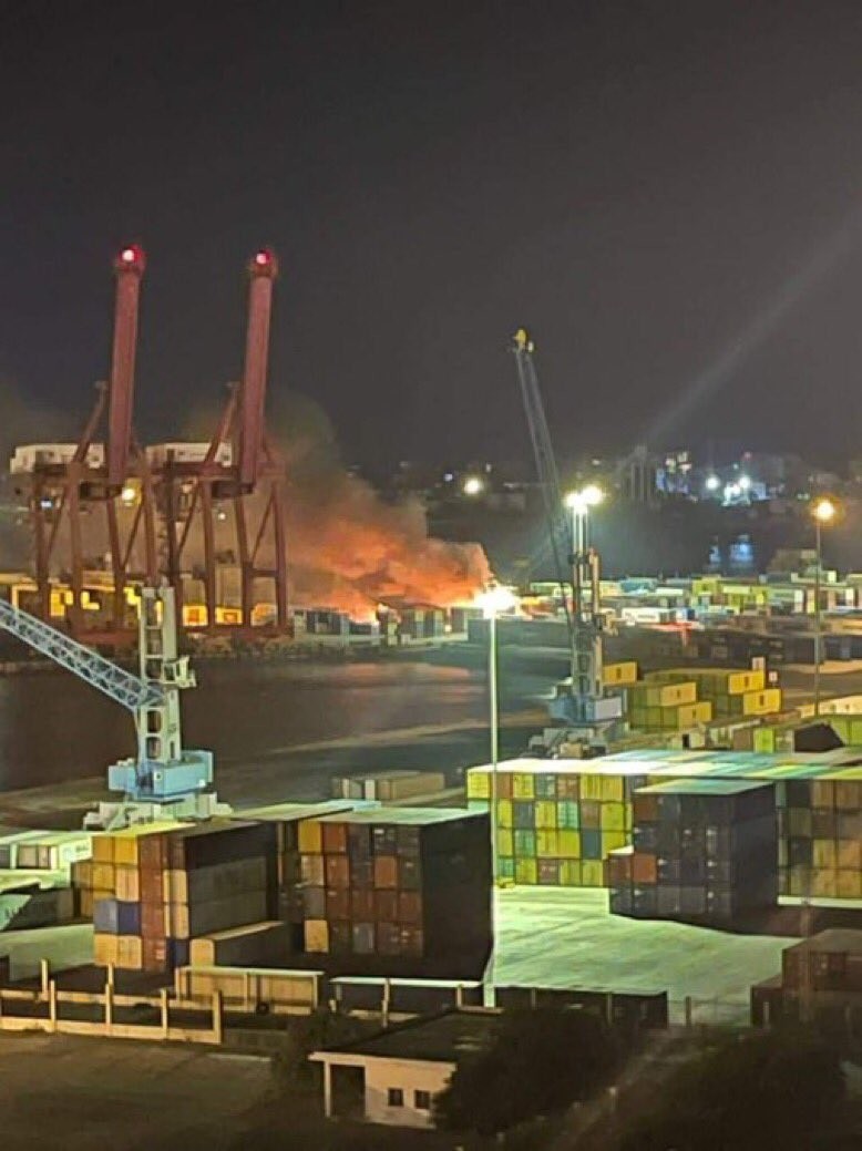碼頭冒起濃煙。互聯網圖片