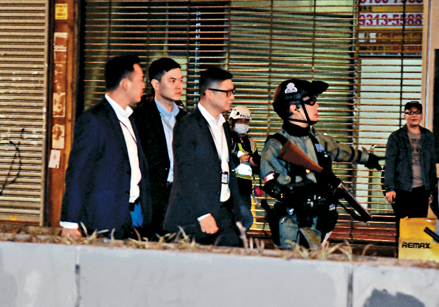 鄧炳強接任警務處處長後，親身到前線與同袍齊上齊落。