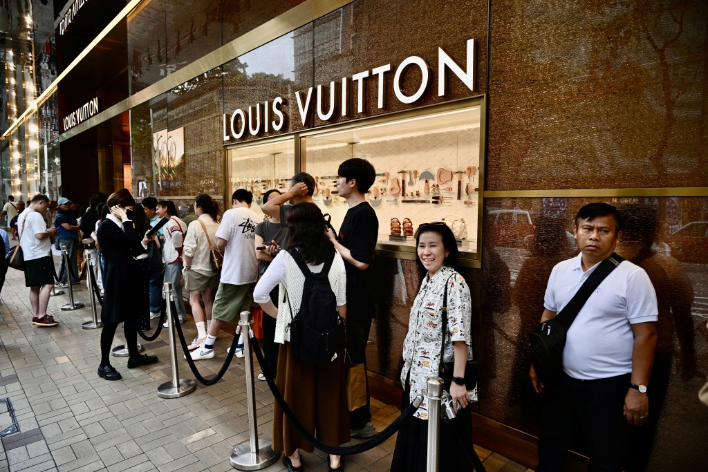 名店外亦大排長龍。蘇正謙攝 名店外亦大排長龍。蘇正謙攝