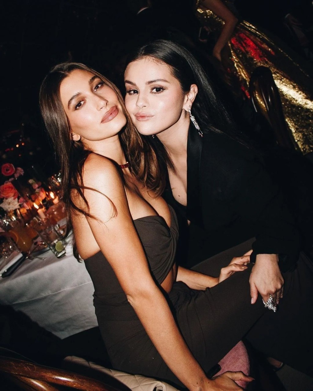 Selena Gomez後來透露Hailey Bieber（左）曾找她，對方指一直收到死亡威脅和類似的負面情緒。