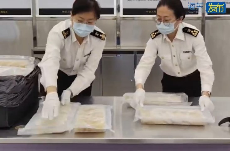 婦人北上福田口岸過關被截,行李篋驚揭藏近34公斤魚翅。海關發布 婦人北上福田口岸過關被截,行李篋驚揭藏近34公斤魚翅。海關發布