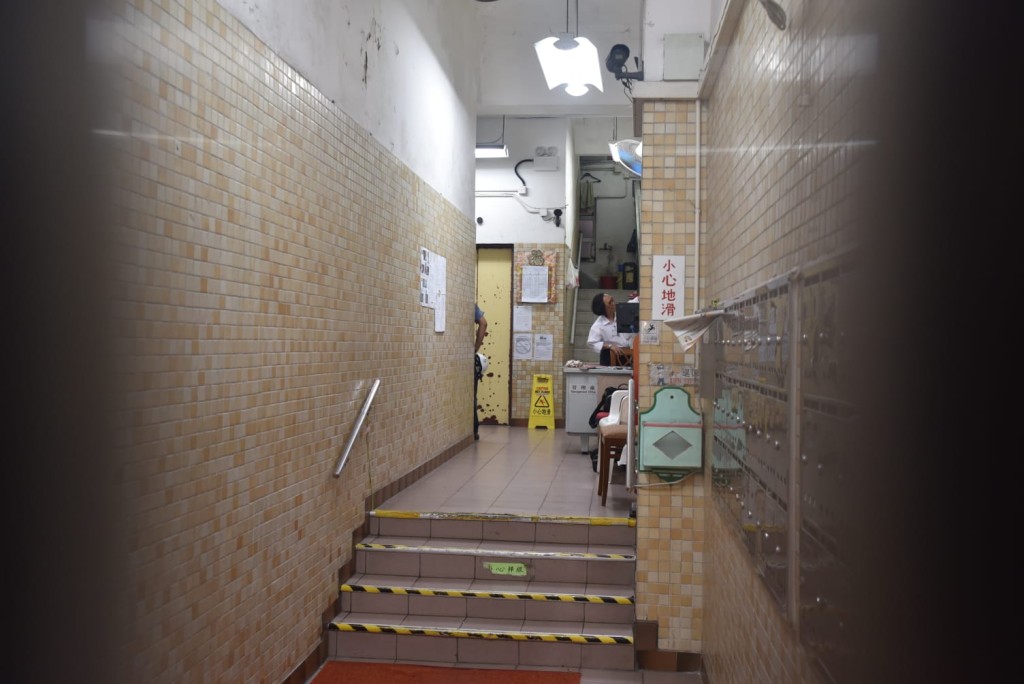 銅鑼灣美蘭閣一部升降機開門期間突然爬升,七旬婦跌傷送院。