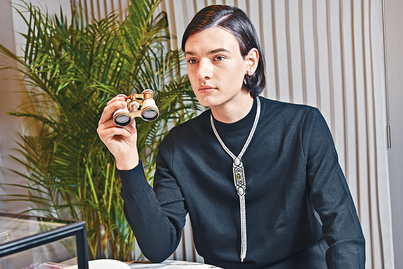 Cravate Emeraude白金拼铂金项链，镶嵌一枚8.02卡祖母绿式切割赞比亚祖母绿，另铺镶缟玛瑙、黑漆和钻石。项链可作领带、长项链或吊坠项链佩戴。只要把中间祖母绿部分拆下，即可转变成别胸针（见右小图）。