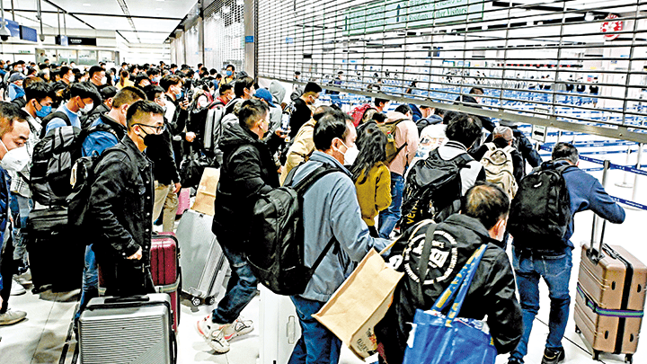 通关首日已有大批急不及待回乡的港人取道落马洲口岸入境深圳，三年的分隔，阻碍了香港与内地的经贸合作，更令两地人的交往大受影响。
