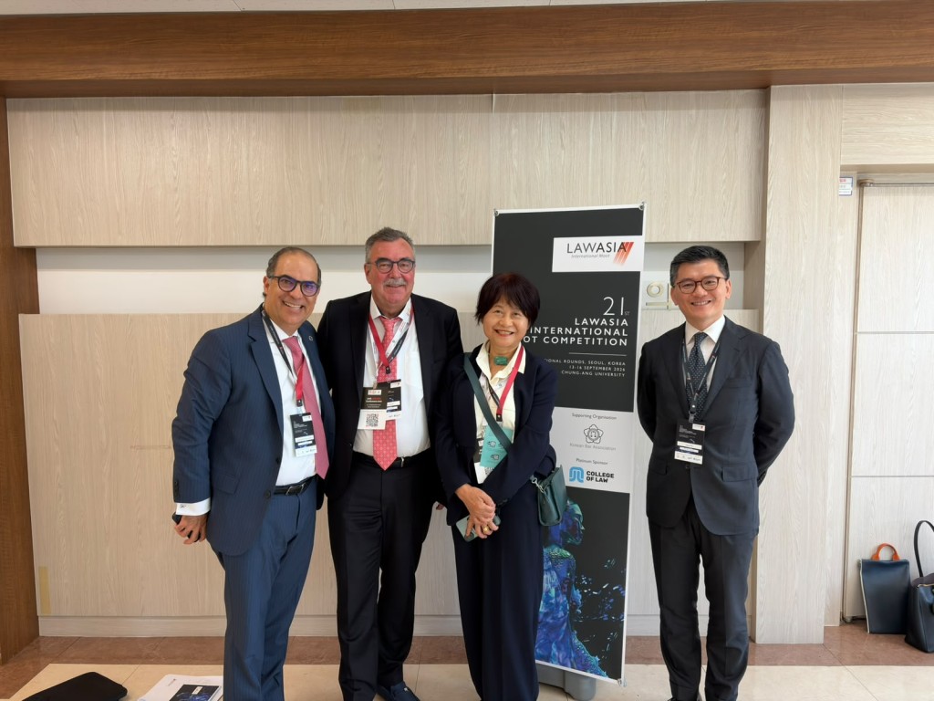 陳志剛(右一)、日本律師Keiko Imazato(右二)及德國聯邦律師公會(The German Federal Bar)會長Dr. Ulrich Wessels(左二)擔任LAWASIA模擬仲裁評審。左一為國際律師聯盟(UIA)主席Fernando Hernández Gómez。 陳志剛(右一)、日本律師Keiko Imazato(右二)及德國聯邦律師公會(The German Federal Bar)會長Dr. Ulrich Wessels(左二)擔任LAWASIA模擬仲裁評審。左一為國際律師聯盟(UIA)主席Fernando Hernández Gómez。