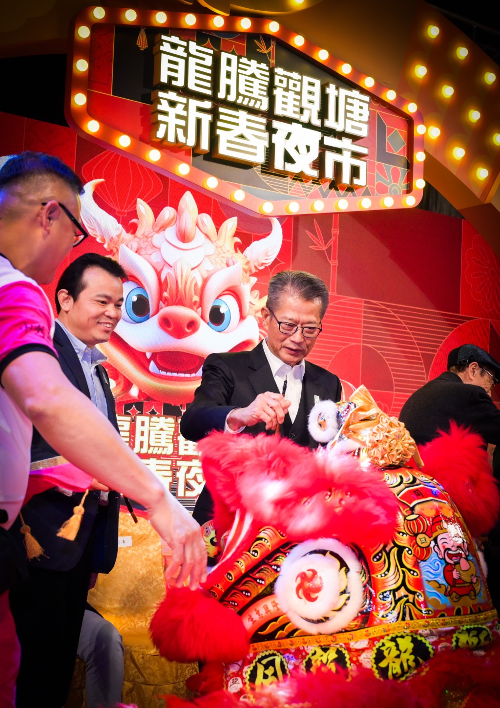 陳茂波上周出席「龍騰觀塘新春夜市」開幕典禮，並主持醒獅點睛儀式。陳茂波網誌圖片