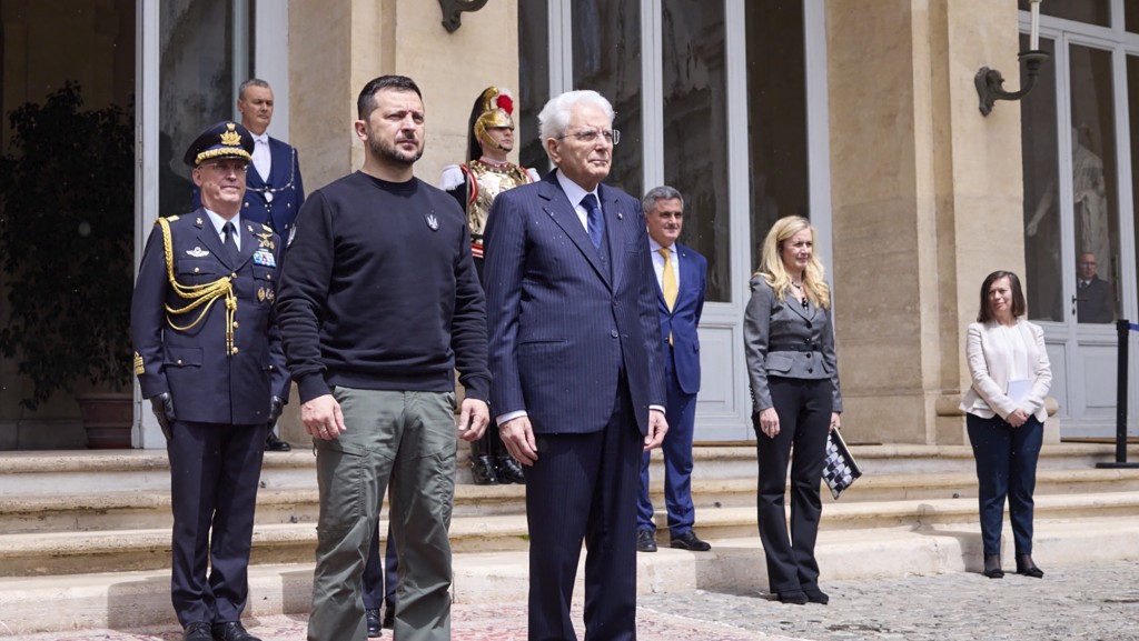 意大利总统马塔雷拉为乌克兰总统泽连斯基举行欢迎仪式。 美联社