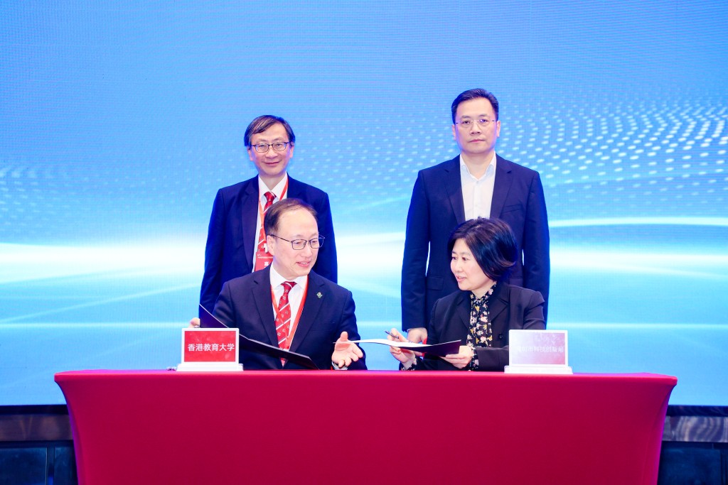 教大校長李子建（後排左）表示，加入深圳虛擬大學園是教大在內地發展的重要里程碑。教大提供