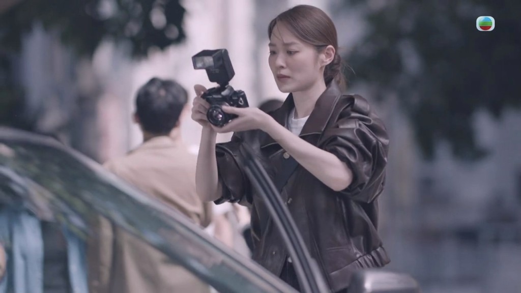 鎂光燈閃個不停。