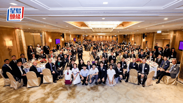 在教評會30周年晚宴上,特首李家超與嘉賓合照。(圖片來源:教評會)