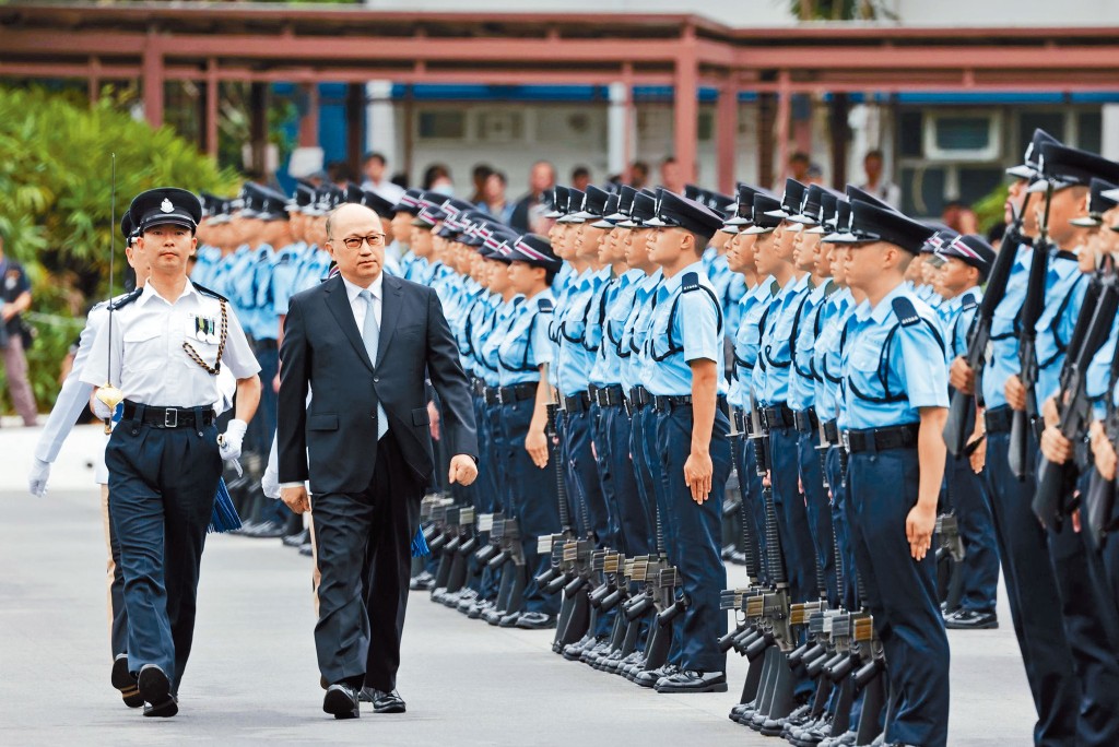 鄭雁雄(左二)檢閱警隊結業會操,是歷來首次有中聯辦主任為警察結業會操擔任檢閱官。