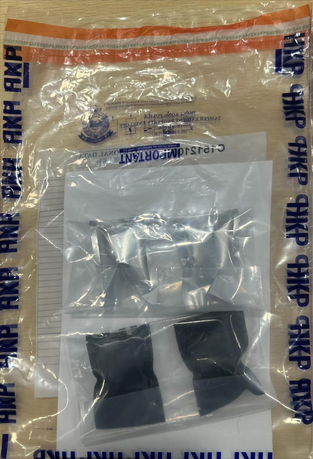 人員在車內檢獲兩盒及兩包懷疑大麻餅、一枝懷疑含有依托咪酯的容器及四包懷疑大麻花。警方圖片