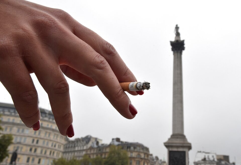 英國一名煙民。路透社 英國一名煙民。路透社